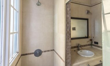 Retasada--Casa 10 ambientes en venta, patio, terraza, parrilla y cochera