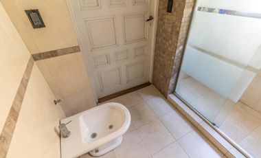 Retasada--Casa 10 ambientes en venta, patio, terraza, parrilla y cochera