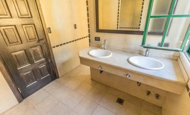Retasada--Casa 10 ambientes en venta, patio, terraza, parrilla y cochera