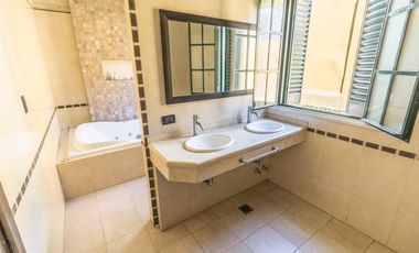 Retasada--Casa 10 ambientes en venta, patio, terraza, parrilla y cochera