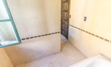 Retasada--Casa 10 ambientes en venta, patio, terraza, parrilla y cochera