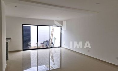 Puntarena Residencial: Casa nueva, con recamara en planta baja.