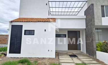 Puntarena Residencial: Casa nueva, con recamara en planta baja.