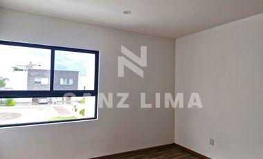 Puntarena Residencial: Casa nueva, con recamara en planta baja.