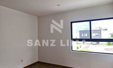 Puntarena Residencial: Casa nueva, con recamara en planta baja.