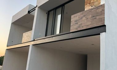 Townhouse en Venta en Mérida, Privada Sauces Dieciséis, Cholul (3 Rec)