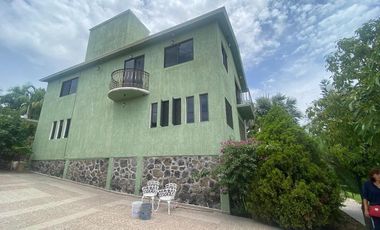 CASA EN VENTA SEMINUEVA  EN CUERNAVACA  CON AREAS RECREATIVAS