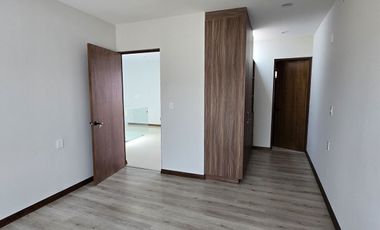 Loma Alta Tres Marías, casa 4 recámaras con baño completo.