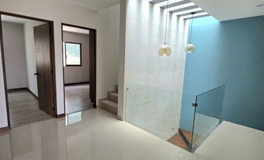 Loma Alta Tres Marías, casa 4 recámaras con baño completo.