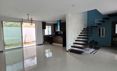 Loma Alta Tres Marías, casa 4 recámaras con baño completo.