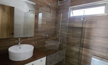 Loma Alta Tres Marías, casa 4 recámaras con baño completo.