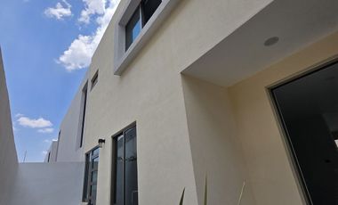 Loma Alta Tres Marías, casa 4 recámaras con baño completo.