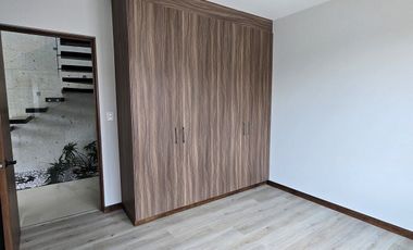 Loma Alta Tres Marías, casa 4 recámaras con baño completo.