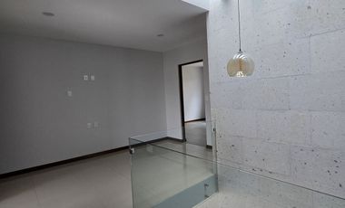 Loma Alta Tres Marías, casa 4 recámaras con baño completo.