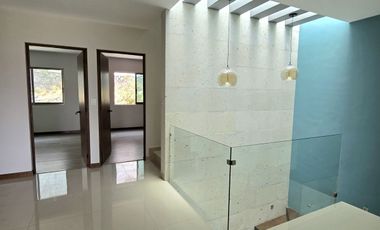 Loma Alta Tres Marías, casa 4 recámaras con baño completo.
