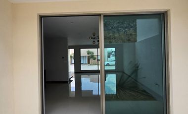Loma Alta Tres Marías, casa 4 recámaras con baño completo.