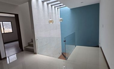 Loma Alta Tres Marías, casa 4 recámaras con baño completo.