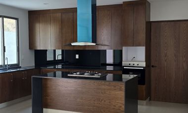 Loma Alta Tres Marías, casa 4 recámaras con baño completo.