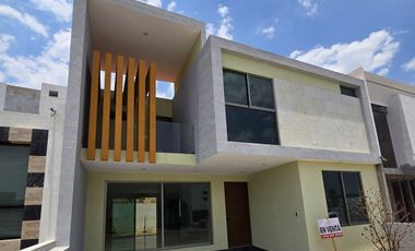 Loma Alta Tres Marías, casa 4 recámaras con baño completo.