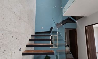 Loma Alta Tres Marías, casa 4 recámaras con baño completo.