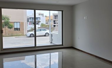 Loma Alta Tres Marías, casa 4 recámaras con baño completo.