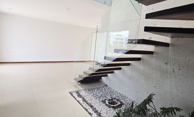 Loma Alta Tres Marías, casa 4 recámaras con baño completo.