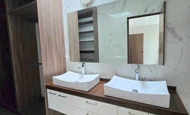 Loma Alta Tres Marías, casa 4 recámaras con baño completo.