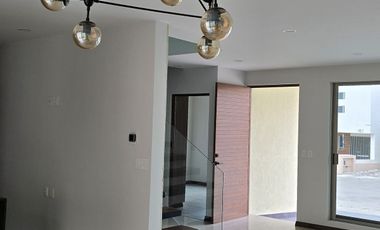 Loma Alta Tres Marías, casa 4 recámaras con baño completo.