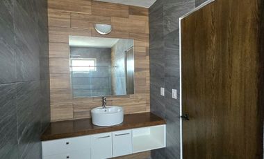 Loma Alta Tres Marías, casa 4 recámaras con baño completo.