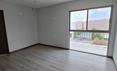 Loma Alta Tres Marías, casa 4 recámaras con baño completo.