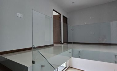 Loma Alta Tres Marías, casa 4 recámaras con baño completo.