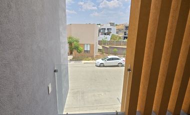 Loma Alta Tres Marías, casa 4 recámaras con baño completo.