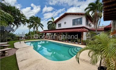 Se Vende Casa en  Con Piscina en Villa Lucre