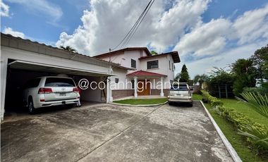 Se Vende Casa en  Con Piscina en Villa Lucre