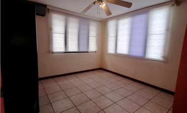 Se Vende Casa en  Con Piscina en Villa Lucre