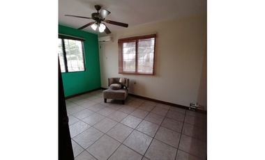 Se Vende Casa en  Con Piscina en Villa Lucre