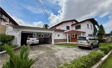 Se Vende Casa en  Con Piscina en Villa Lucre