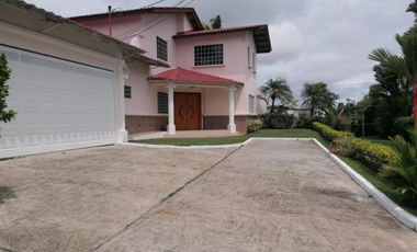 Se Vende Casa en  Con Piscina en Villa Lucre