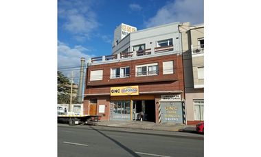 Local con vivienda y deptos