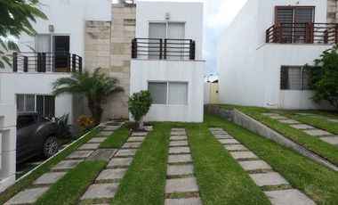 Casa en venta en fraccionamiento con alberca y vigilancia en Xochitepec, Morelos