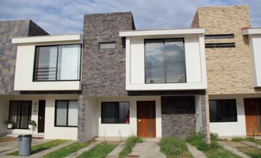 BONITA CASA EN RENTA DENTRO DE COTO