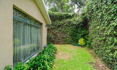 Casa con excelente ubicación en Ave. Flores con jardin