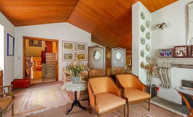 Casa con excelente ubicación en Ave. Flores con jardin