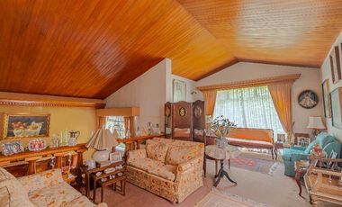Casa con excelente ubicación en Ave. Flores con jardin