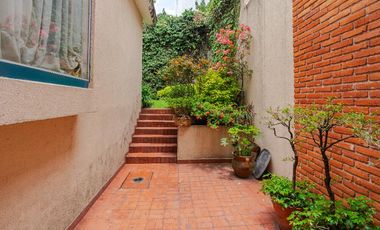 Casa con excelente ubicación en Ave. Flores con jardin