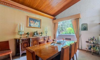 Casa con excelente ubicación en Ave. Flores con jardin