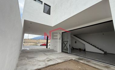 Venta Casa con 4 recamaras, una en planta baja y cocina integral incluida, Las Huertas Residencial, Arteaga