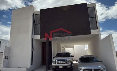 Venta Casa con 4 recamaras, una en planta baja y cocina integral incluida, Las Huertas Residencial, Arteaga