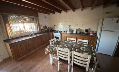 Casa con 5 domitorios con jardín, parrilla y cochera - Wilde