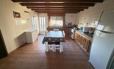 Casa con 5 domitorios con jardín, parrilla y cochera - Wilde